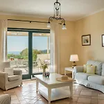Petri Vila Trapezaki (Kefalonia)
